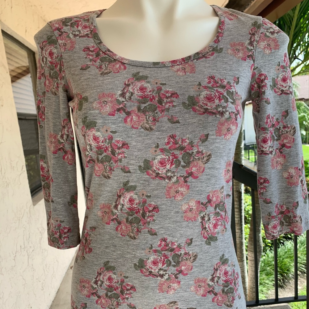 Three-quarter sleeve cotton top